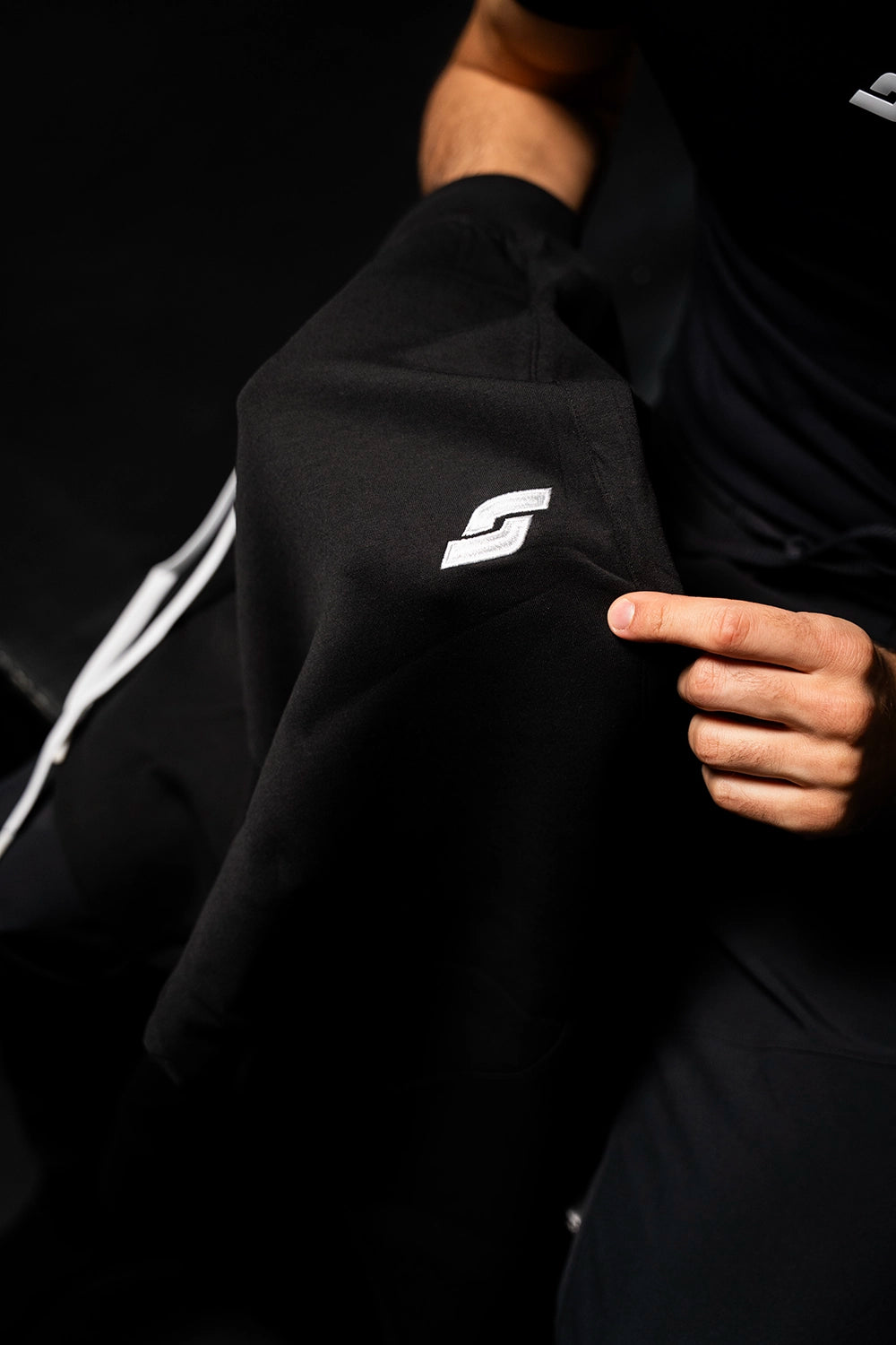 man showing skillr logo on boxing joggers